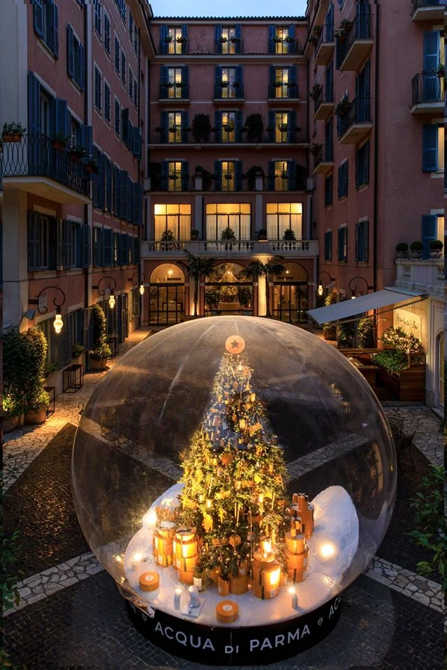 Lumipallokupla puualustalla
